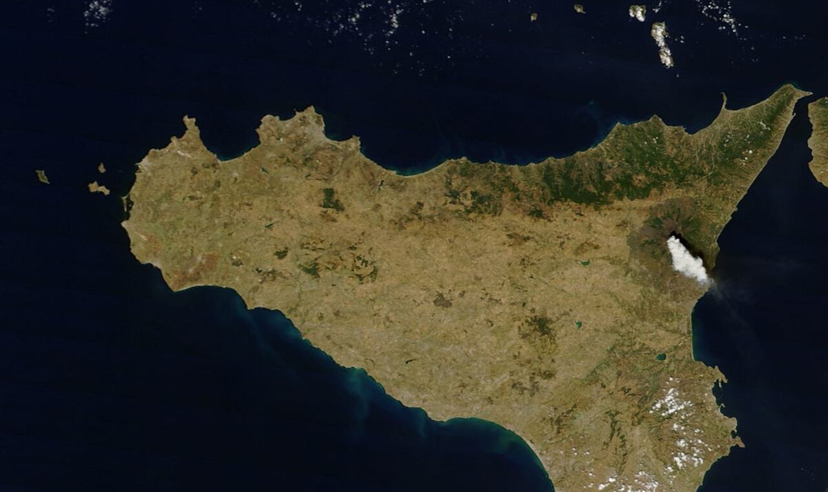 Mount Etna Has Cost Catania About 700 Flights &mdash; No Airline Owes You Compensation, but Every One of Them Owes You a Hotel