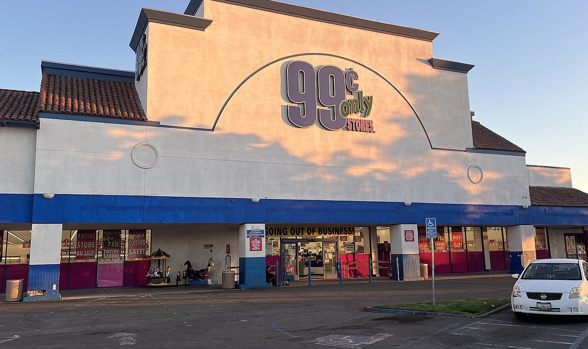 A store displaying going out of business and closing sale signs
